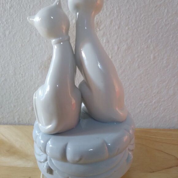 Vintage Porcelain Cats Music Box - Picture 6 of 10